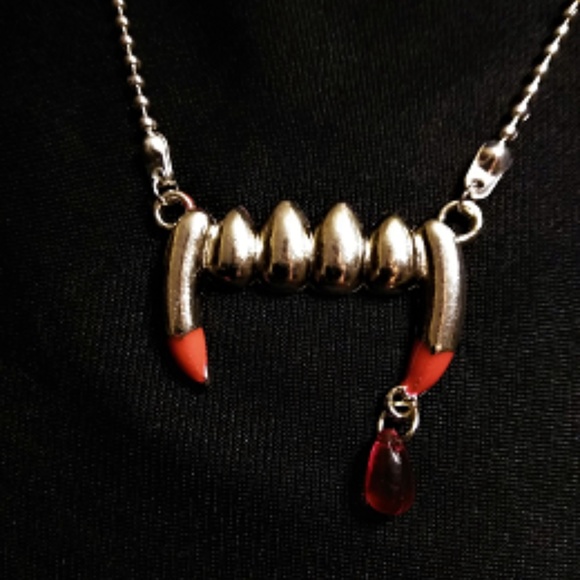 NWT, HAND MADE VAMPIRE TEETH NECKLACE. - Picture 1 of 2